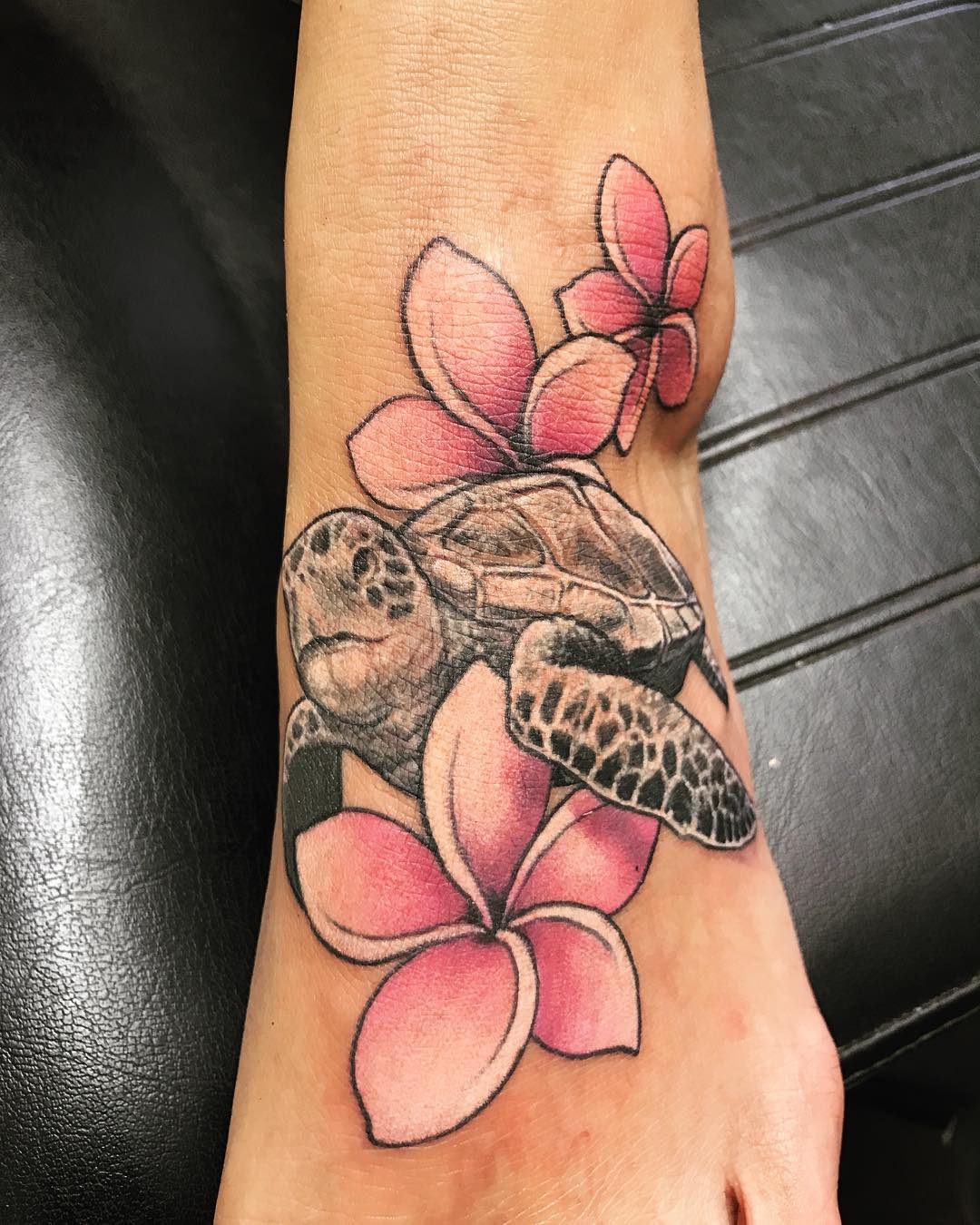 tatuaż żółwia i tropikalnych hawajskich kwiatów