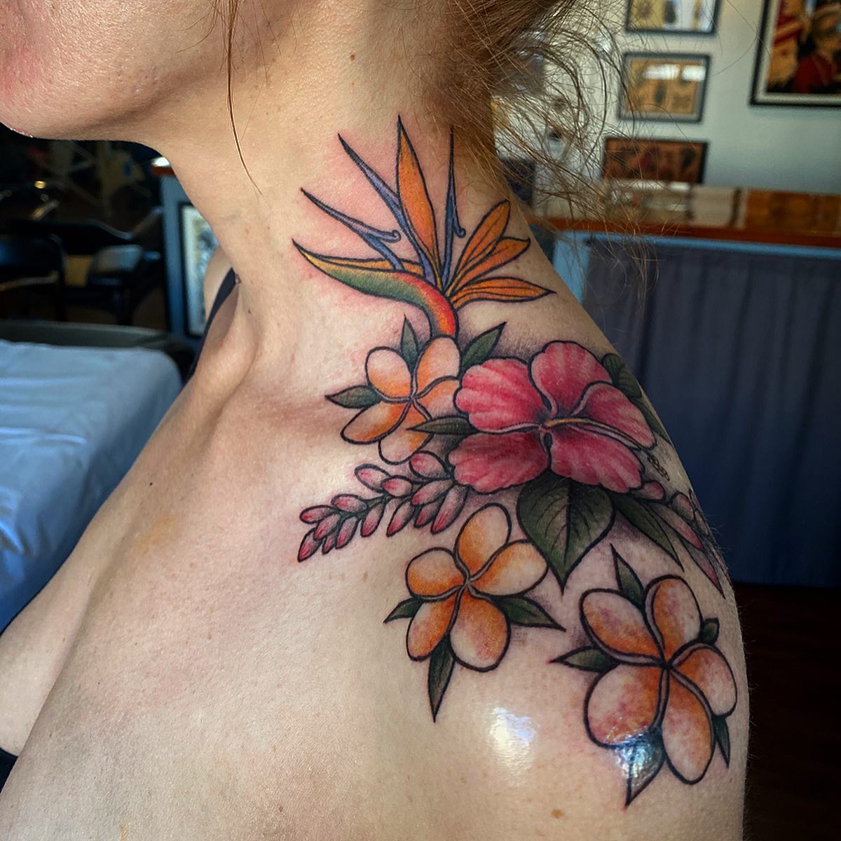 hawajski kolorowy tatuaż na szyję z kwiatami