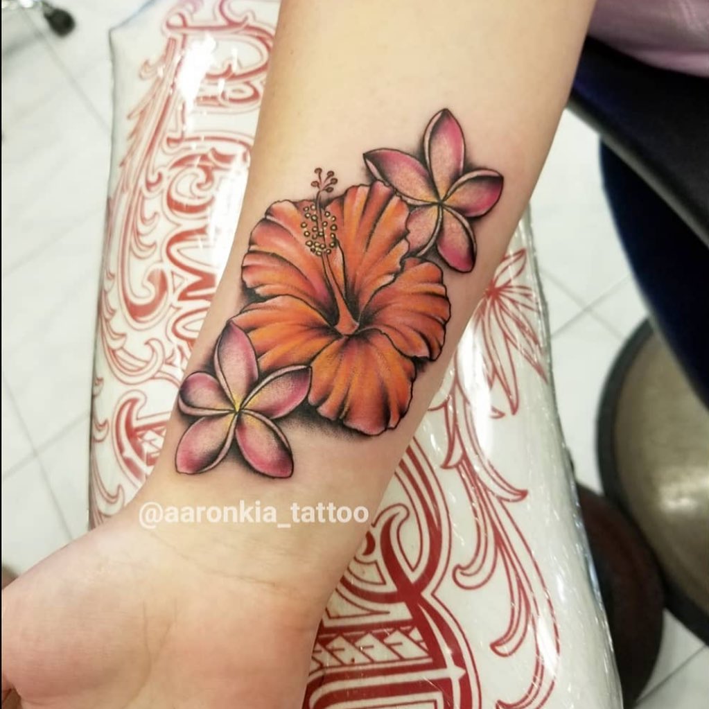 Hawajski tatuaż na nadgarstku z kwiatami