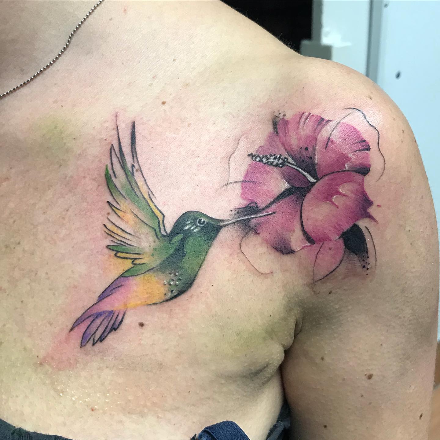 Татуировки колибри с гавайскими цветами