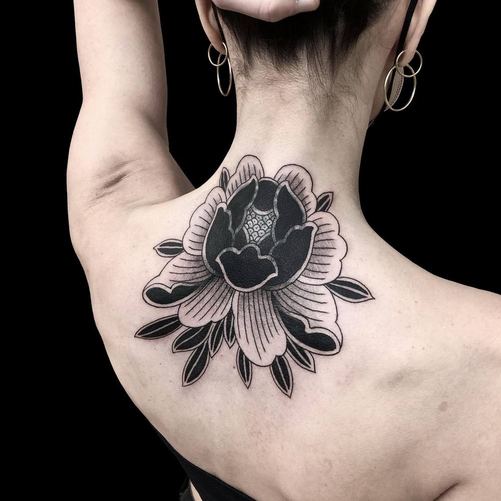 черная татуировки пиона в японском стиле