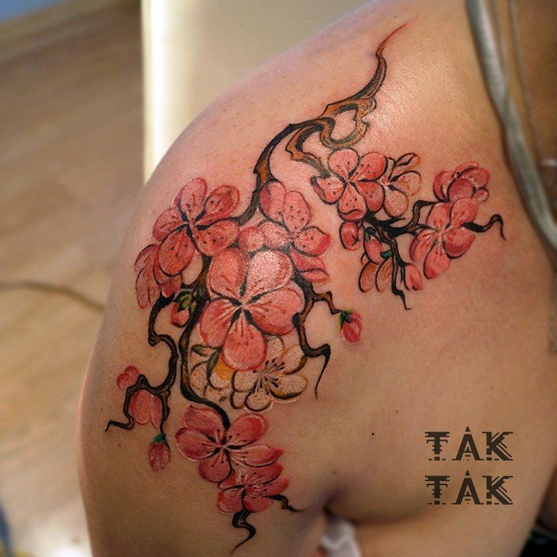 sakura kobiece tatuaże na ramionach