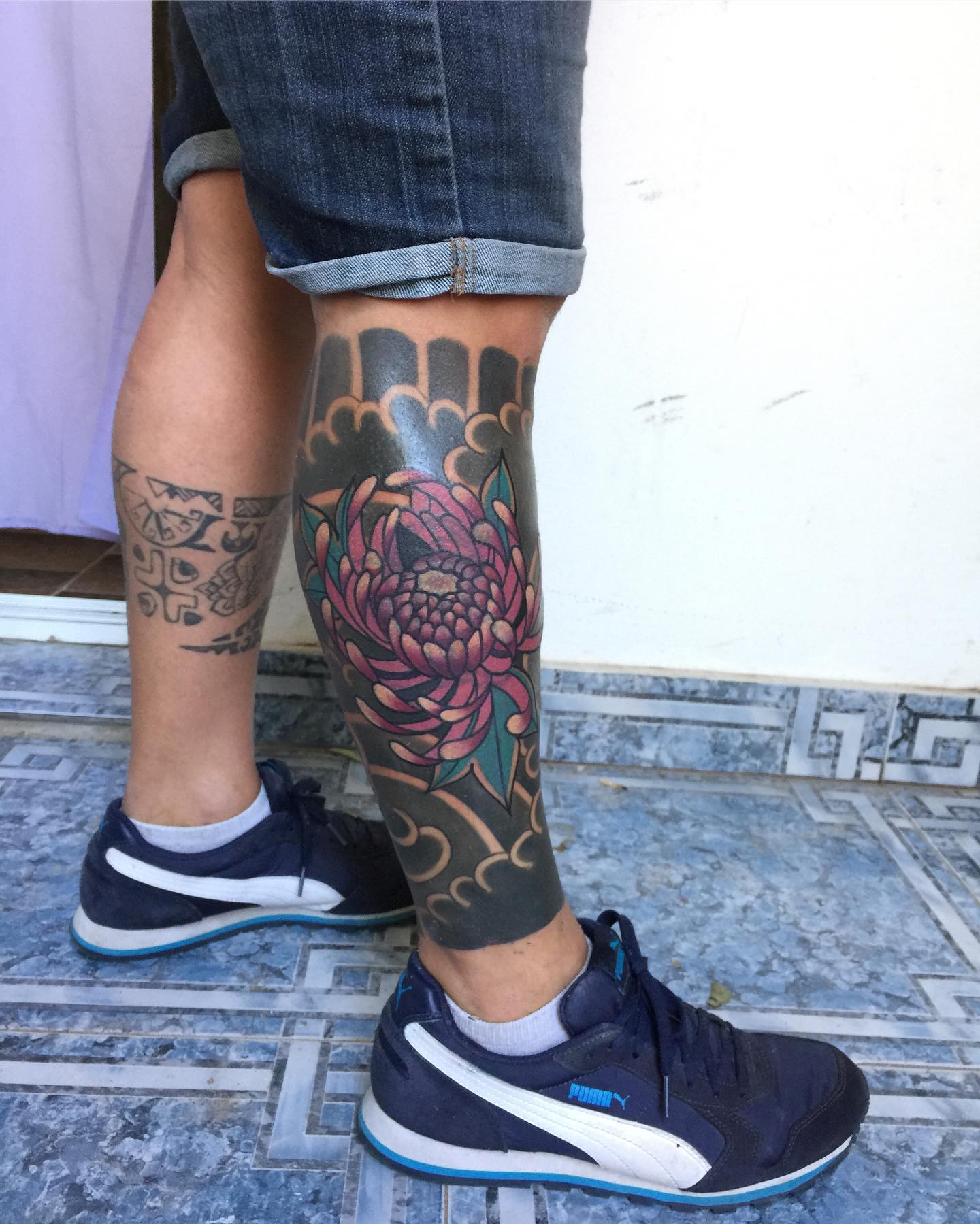тату цветов на ноге в японском стиле