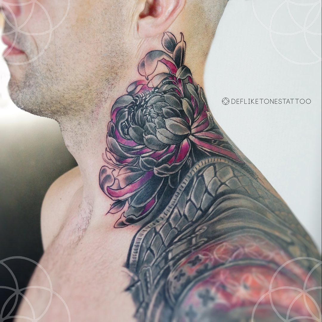 japoński tatuaż na szyi męskiego kwiatu