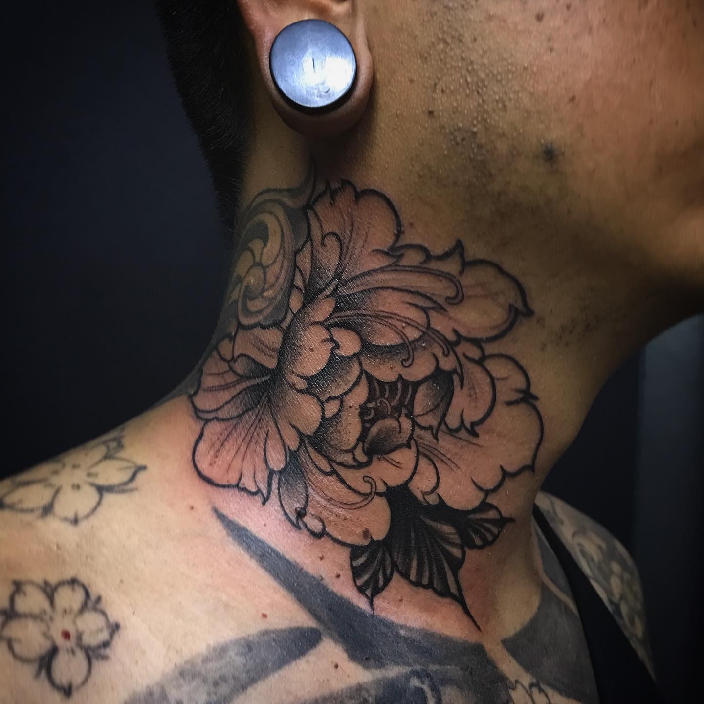 świetny japoński tatuaż na szyję z kwiatami