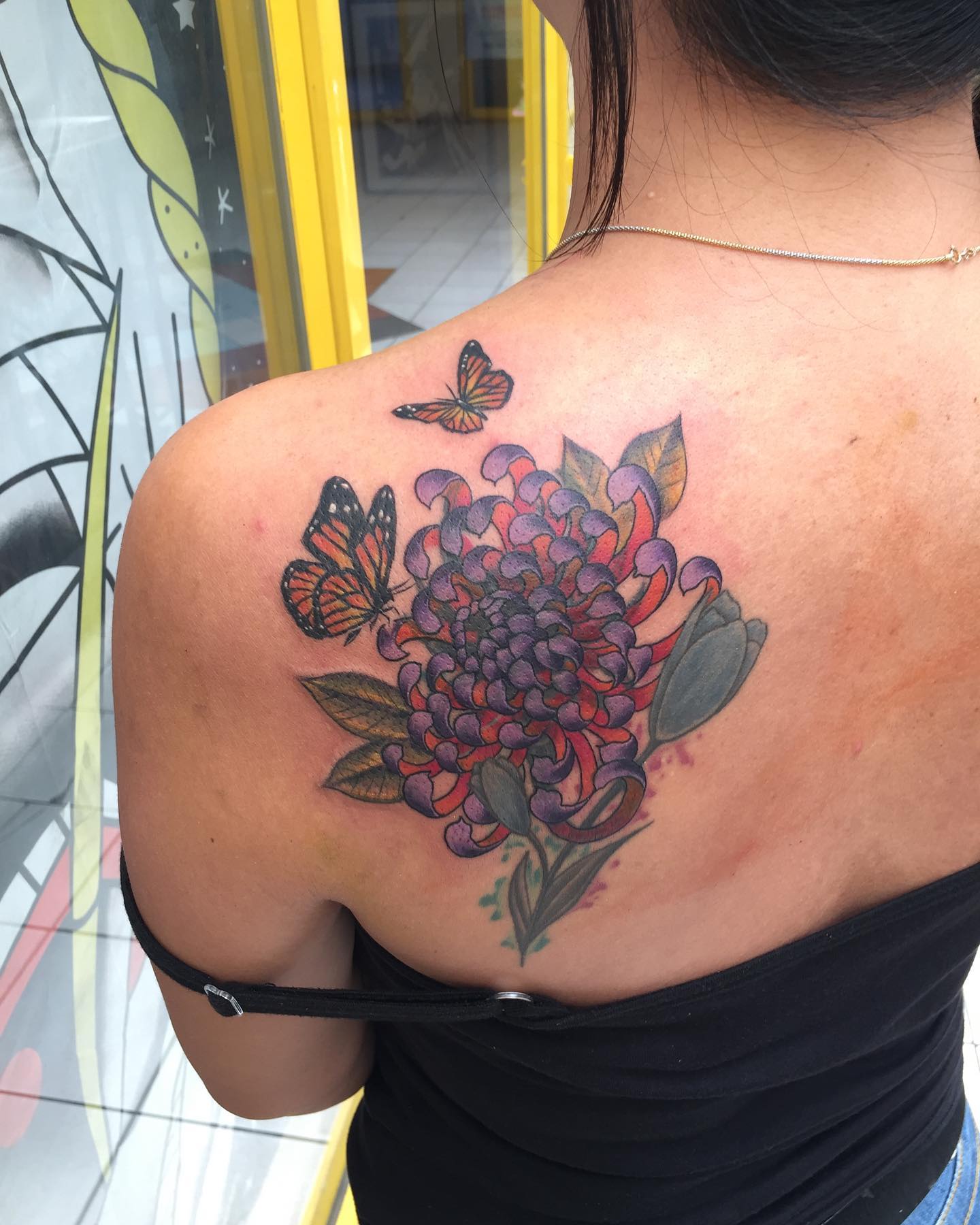 Japanisches Chrysanthemen-Tattoo auf dem Rücken