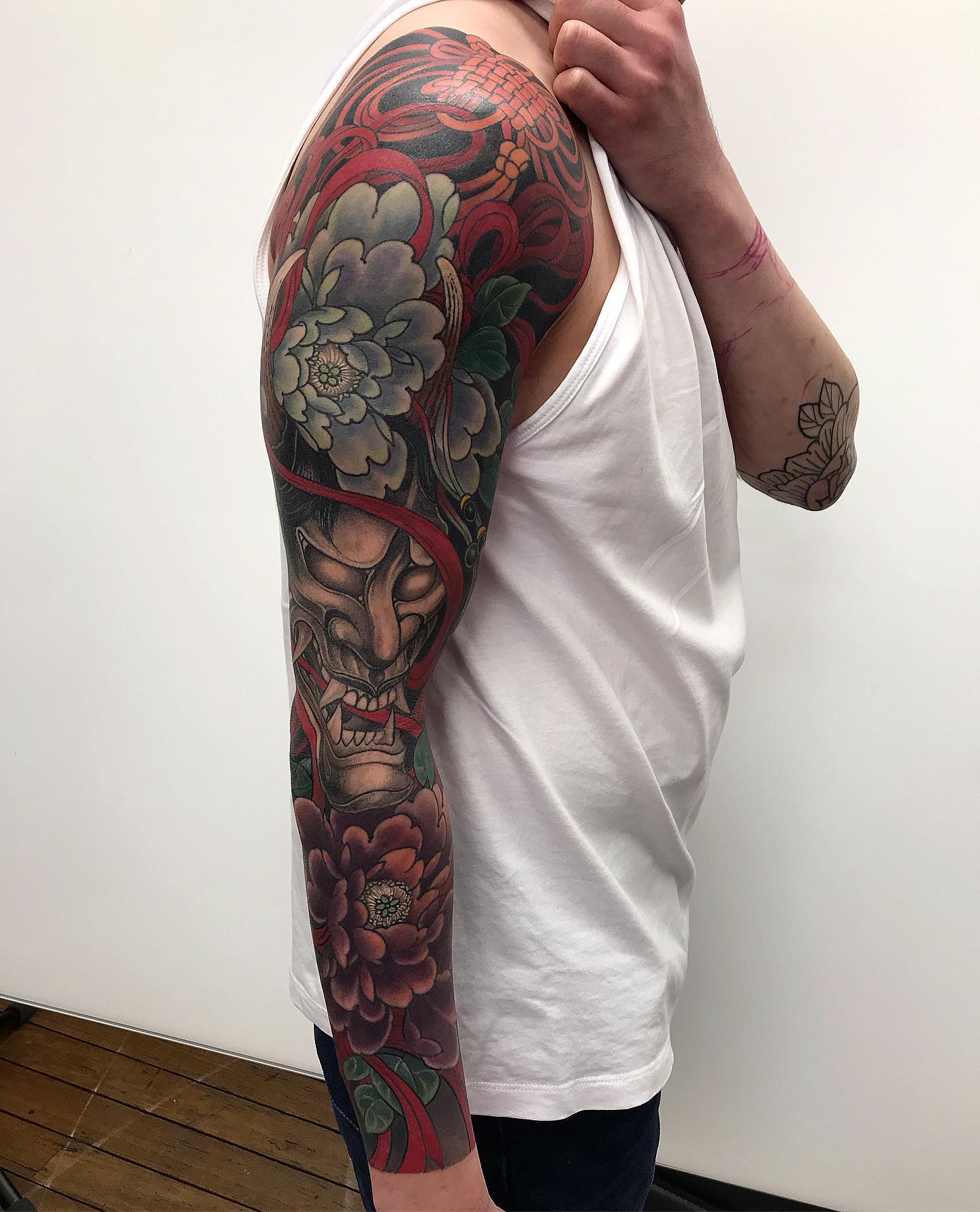 Japanisches männliches Blumen-Tattoo am linken Ärmel