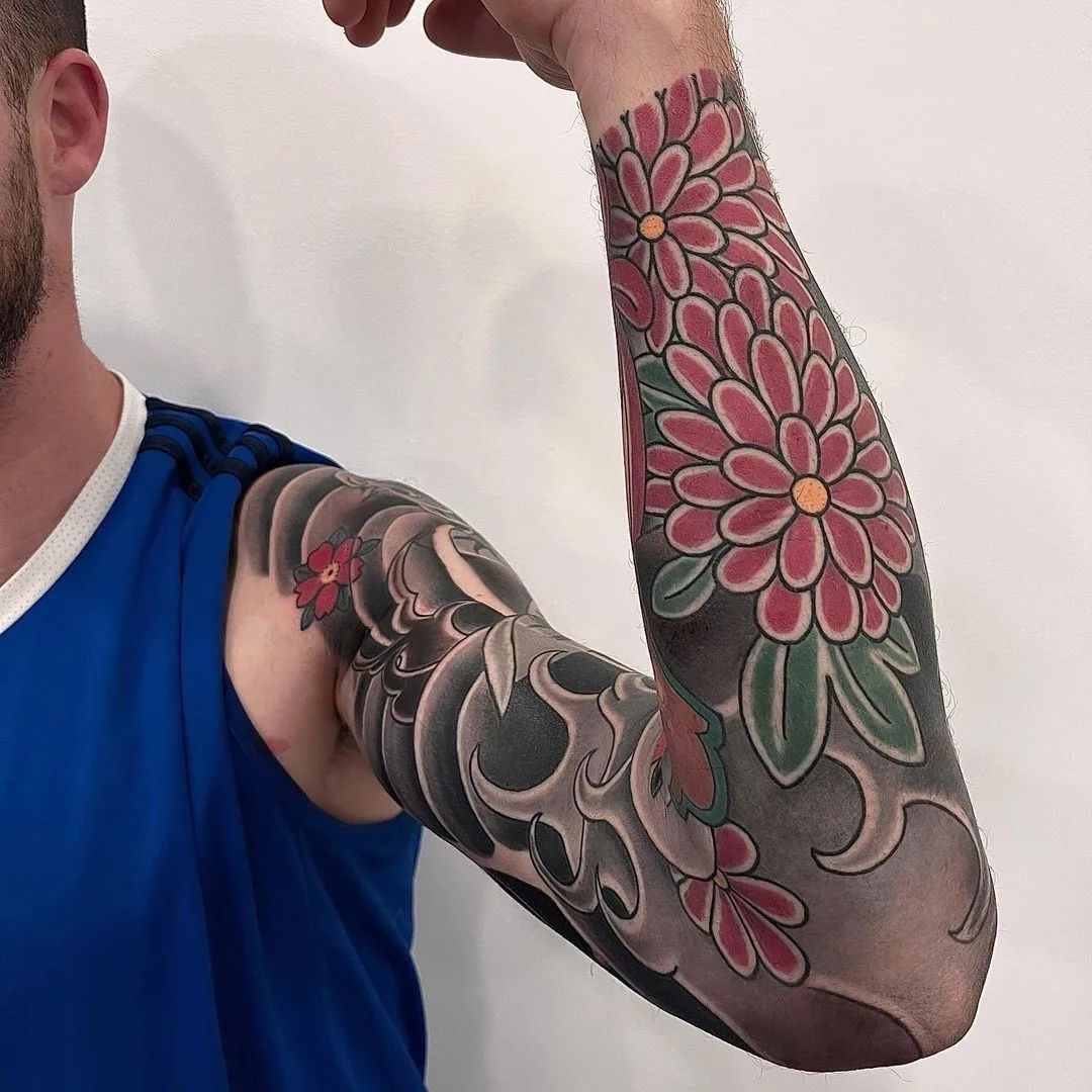 Japanisches Blumen-Männchen-Tattoo am rechten Ärmel