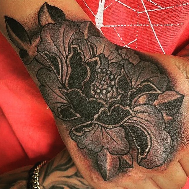 tatuaż z czarnej japońskiej róży