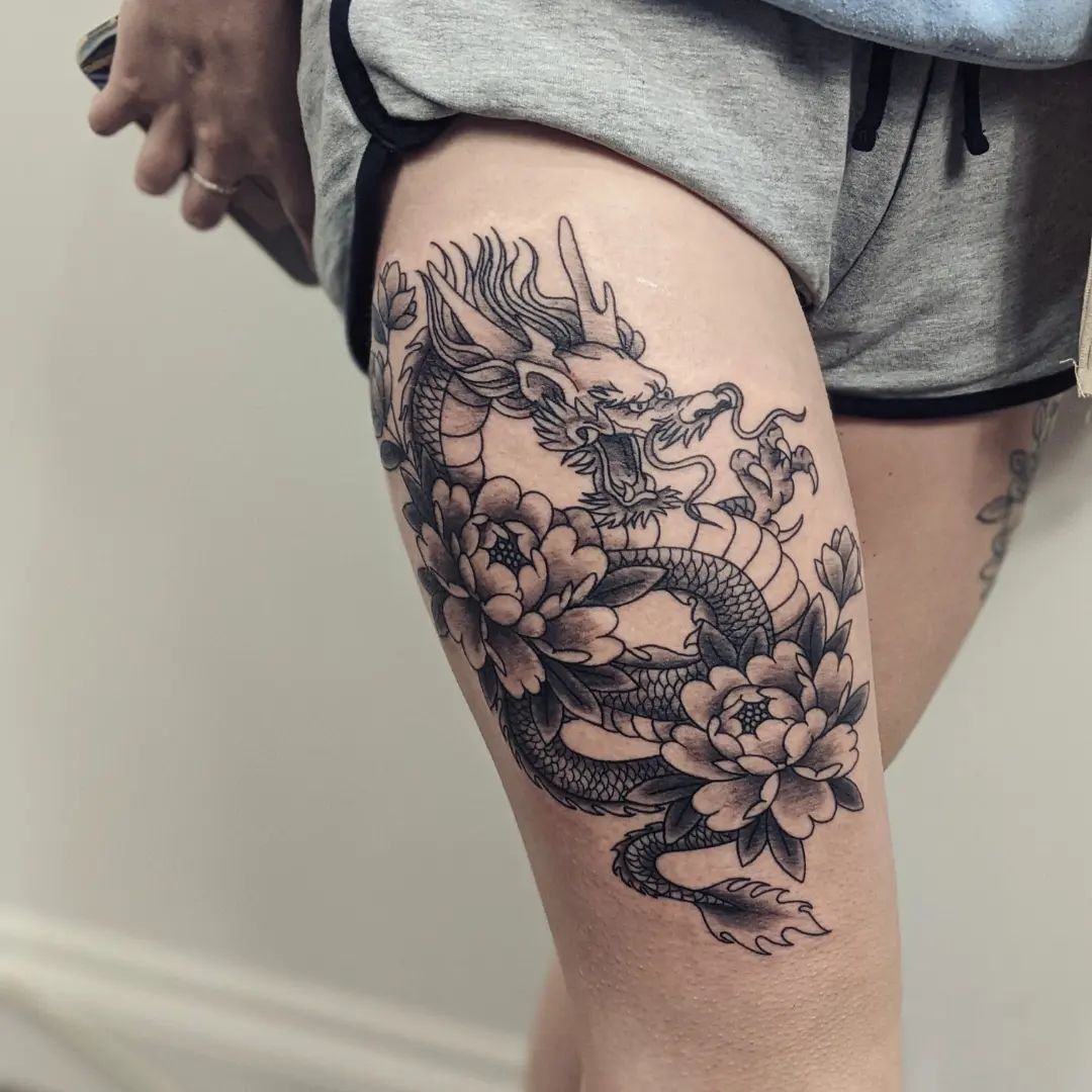Japanisches Tattoo mit schwarzer Pfingstrose am Bein