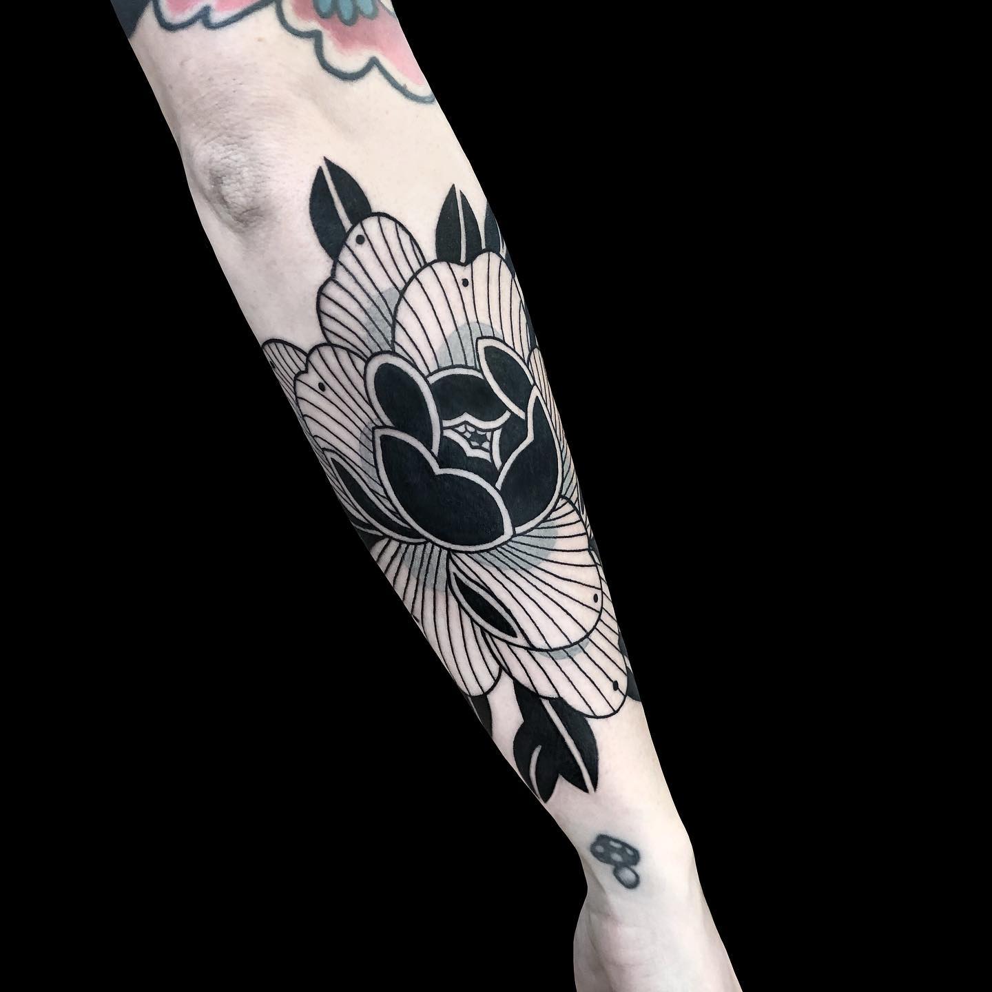 Japanisches Tattoo mit schwarzer Pfingstrose