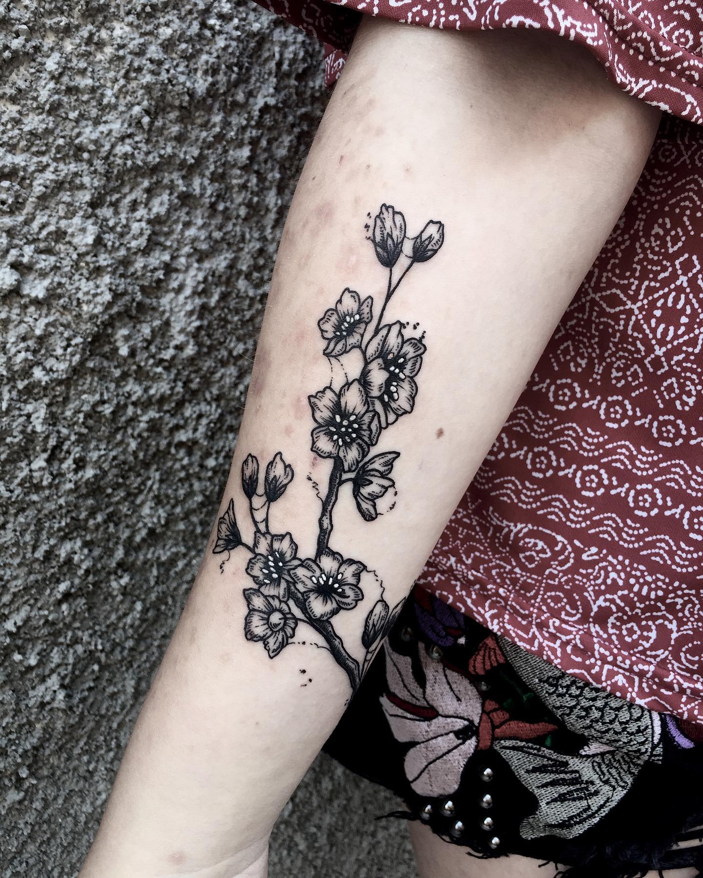 Japanisches Kirschblüten-Tattoo schwarz und weiß