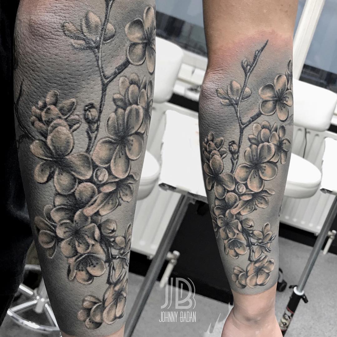 Черно-белые тату цветущей сакуры на руке