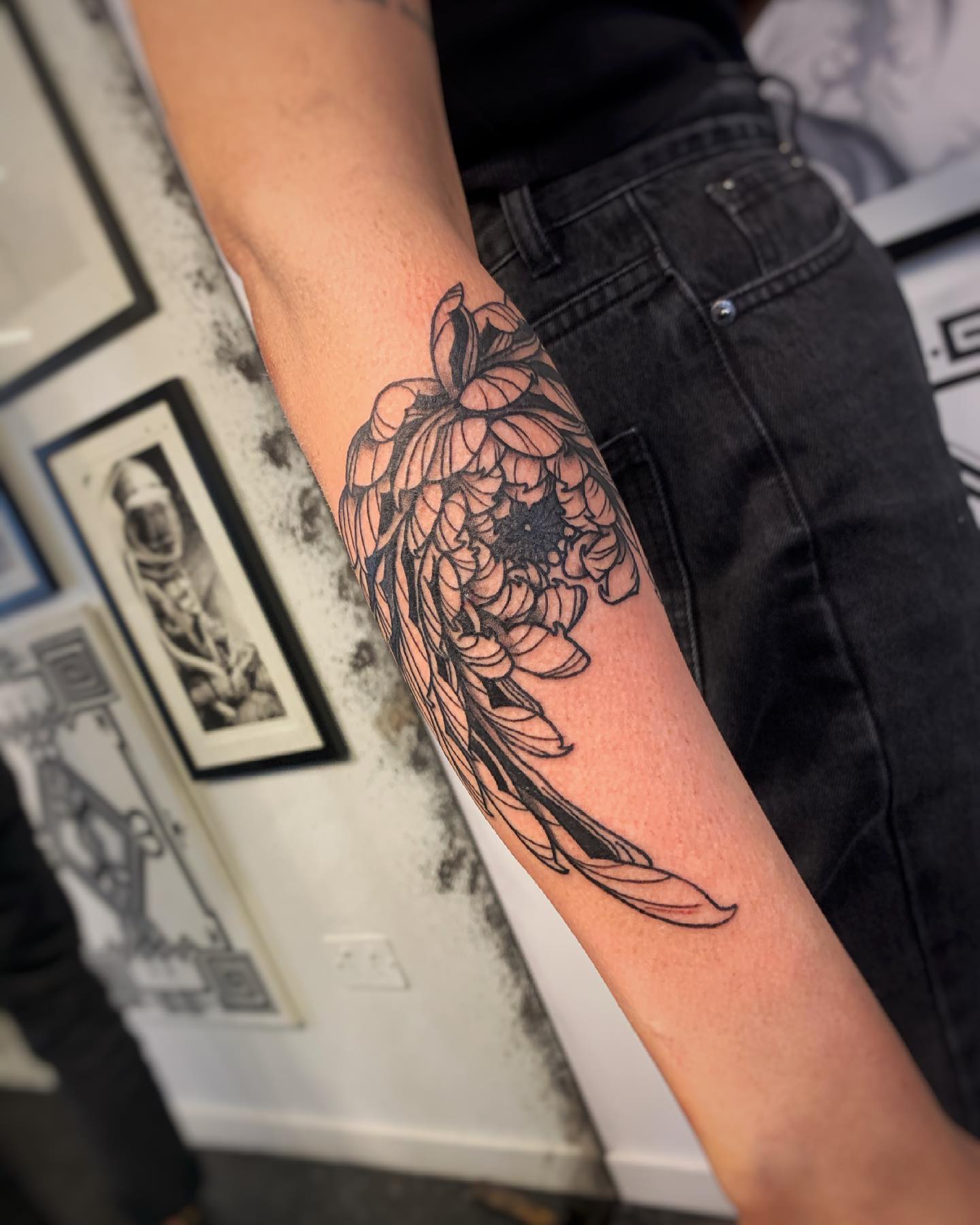 Japanisches Chrysanthemen-Tattoo auf dem Arm in Schwarz und Grau