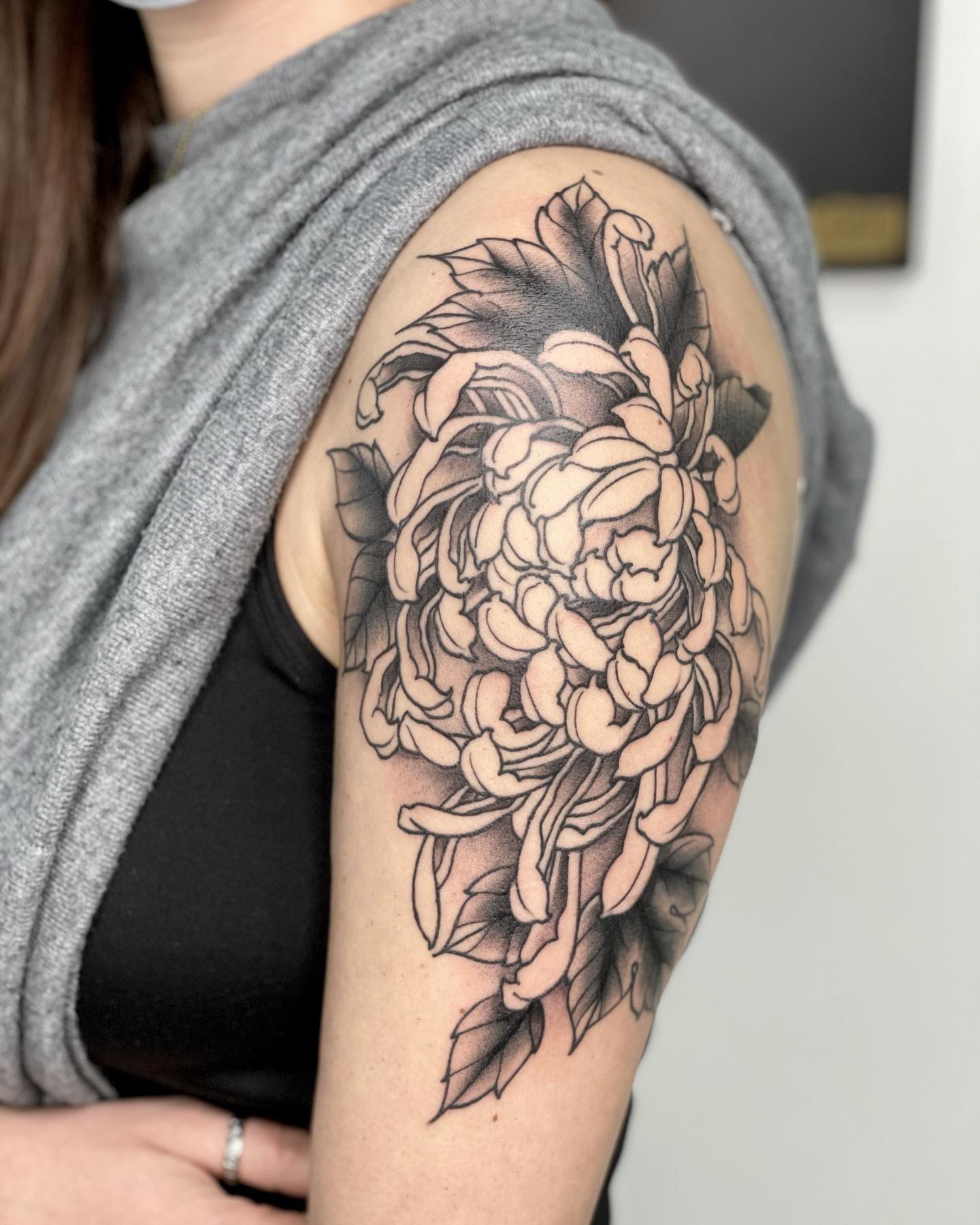 Черно-белые тату японской хризантемы на плече