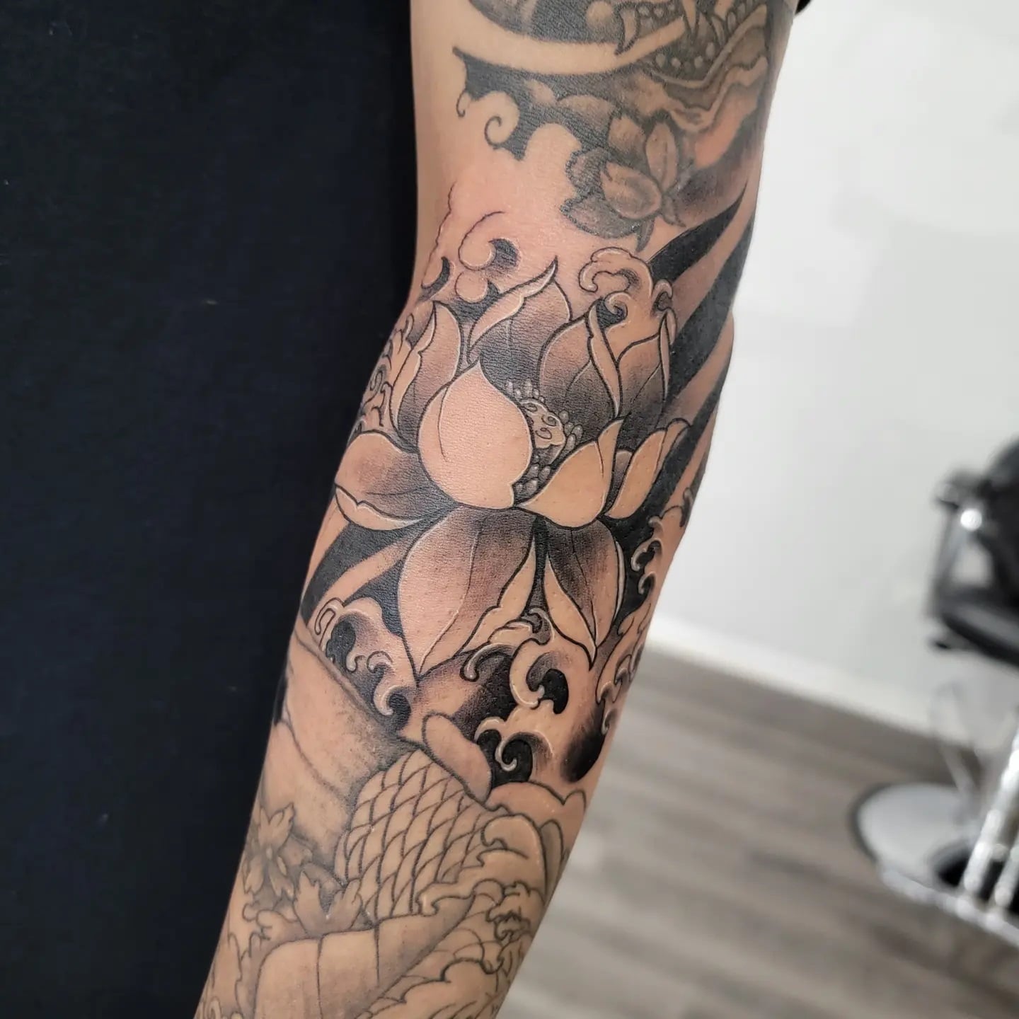 Japoński lotosowy tatuaż na rękawie czarno-biały