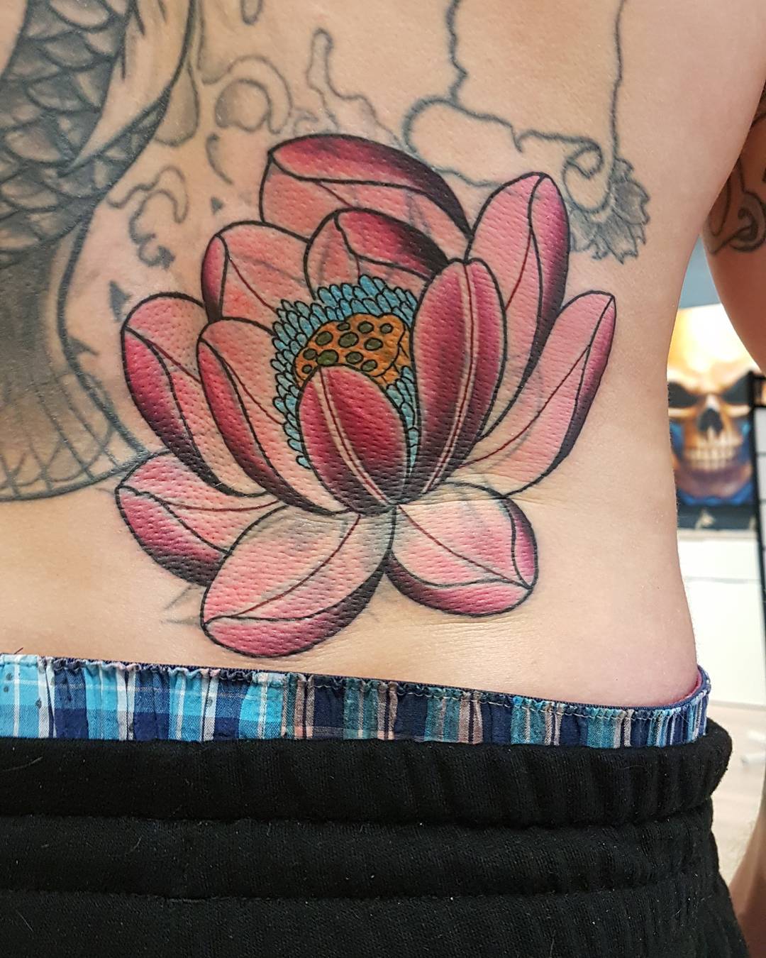 japoński tatuaż lotosu na męskich plecach