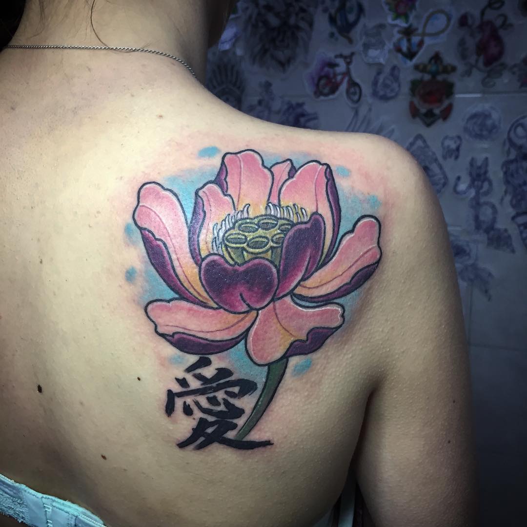 japoński tatuaż lotosu na kobiecych plecach