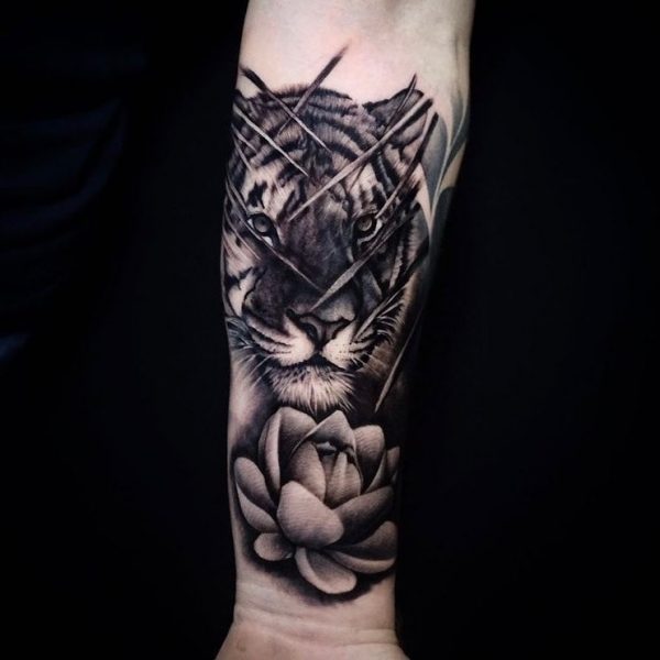 Tiger- und Lotusblumen-Tattoo