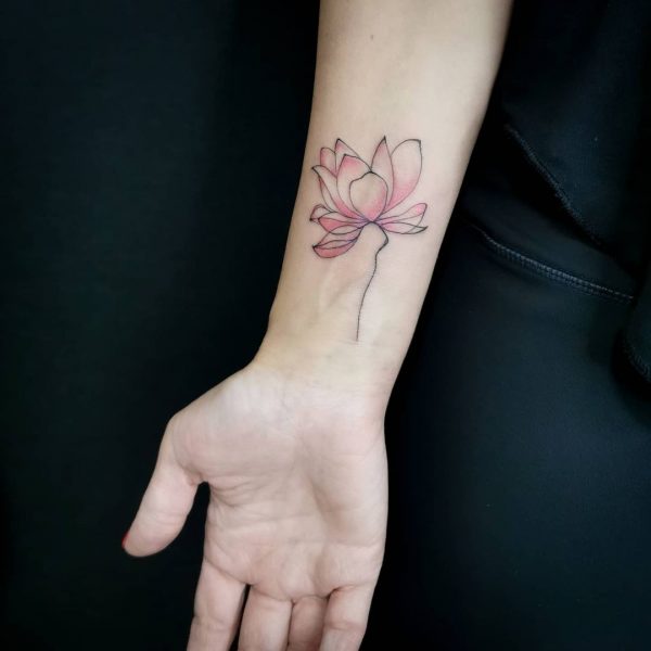 Tatuaż japońskiego lotosu na przedramieniu
