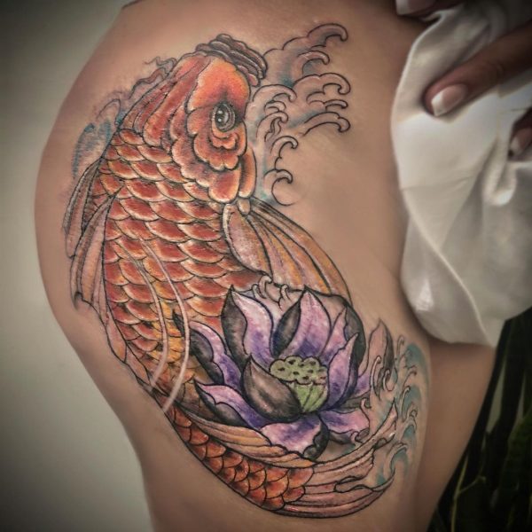 Koi-Fisch-Lotus-Tattoo auf der Hüfte