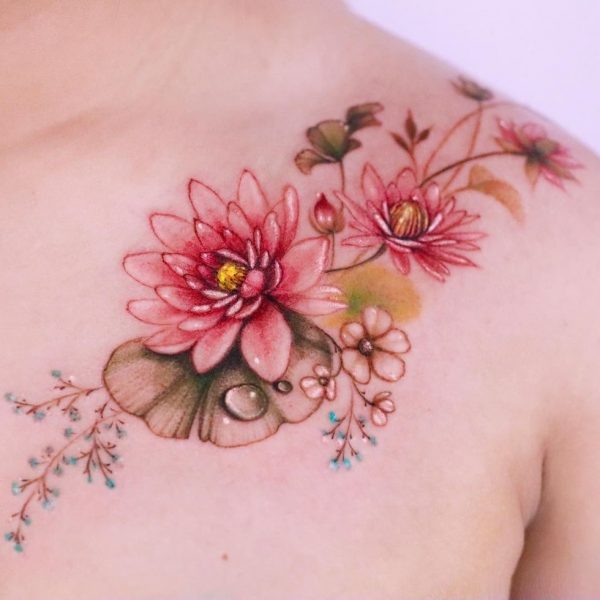 Kwiat lotosu na tatuaż na klatce piersiowej