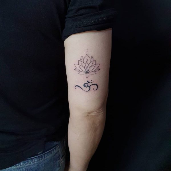 Mały tatuaż kwiat lotosu Om