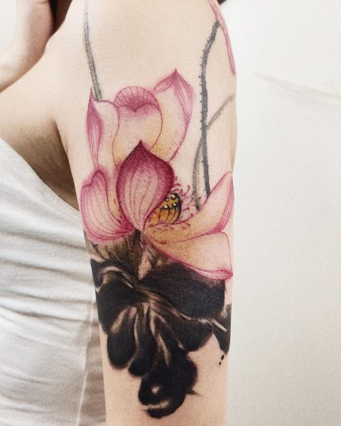 Realistyczny tatuaż kwiat lotosu