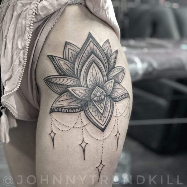 Tattoo einer Lotusblume auf der Hüfte