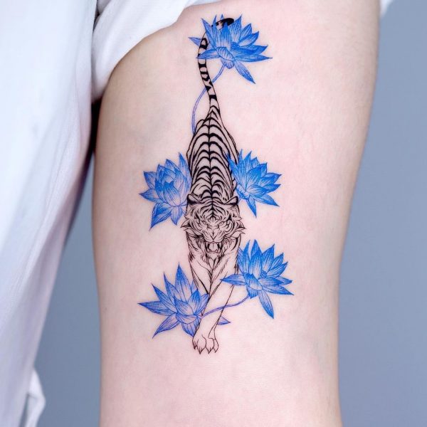 Lotusblume und Tiger-Tattoo