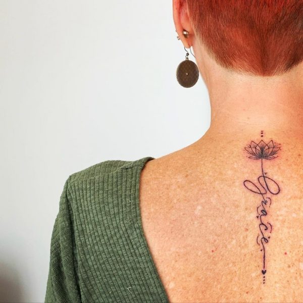 Zarys kręgosłupa tatuaż z kwiatem lotosu z 3 kropkami