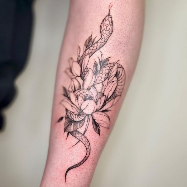 Tatuaż z kwiatem lotosu na przedramieniu