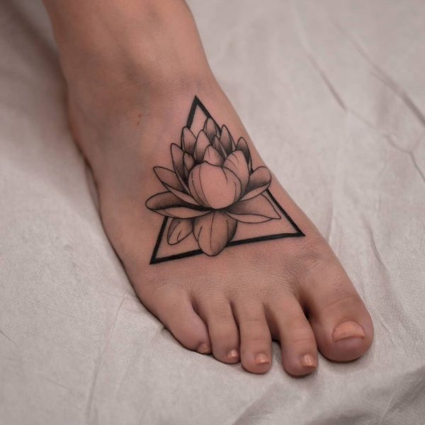 Geometrisches Lotusblüten-Tattoo