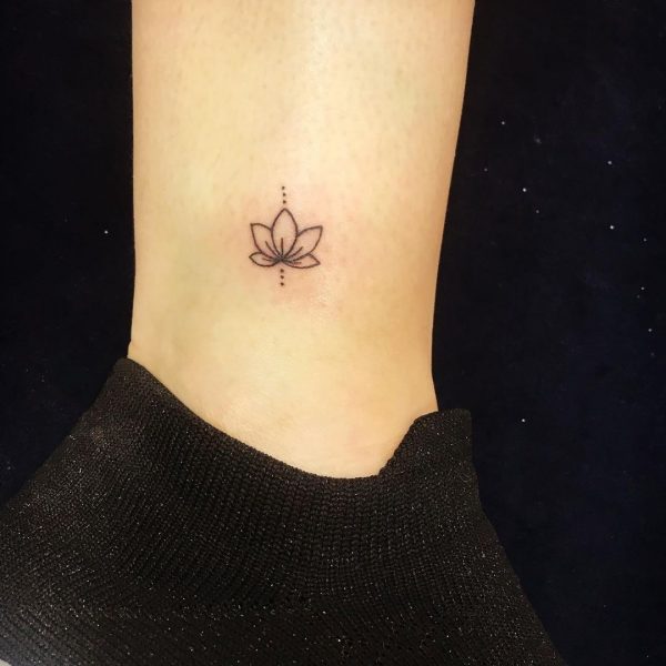 Minimalistisches Lotus-Tattoo am Knöchel
