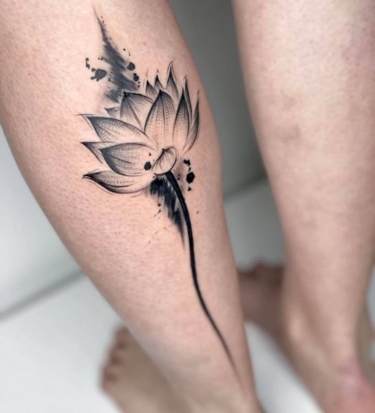 Tatuaż kwiatu lotosu na stopie