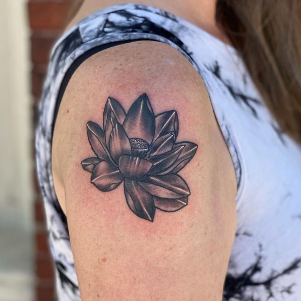 Tatuaż czarnego lotosu na ramieniu