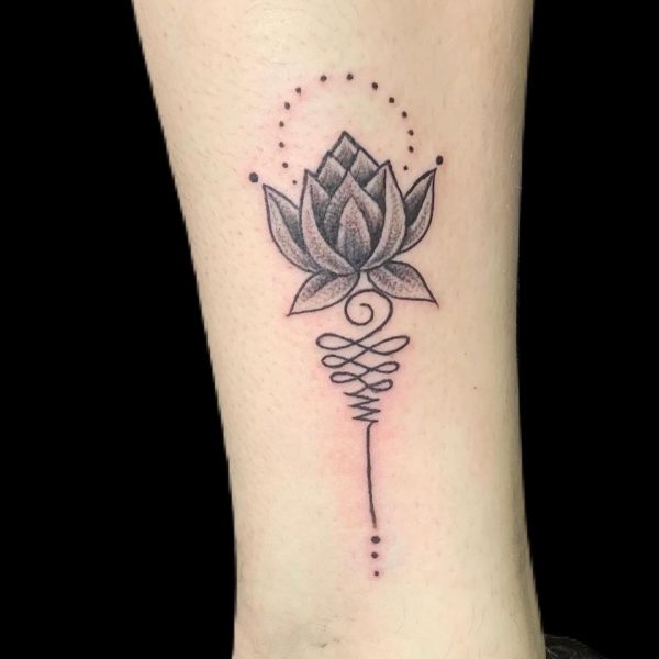 Unalome tatuaż lotosu