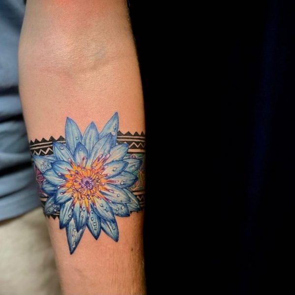 Niebieski kwiat lotosu tatuaż