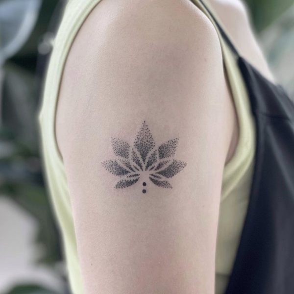 Prosty tatuaż lotosu na ramieniu