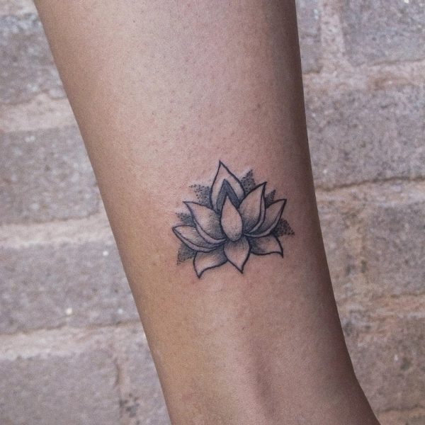 Minimalistyczny tatuaż lotosu
