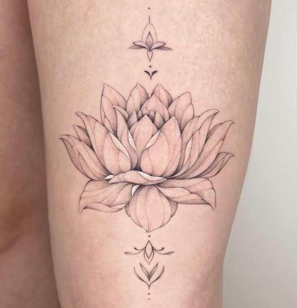 Tatuaż białego kwiatu lotosu