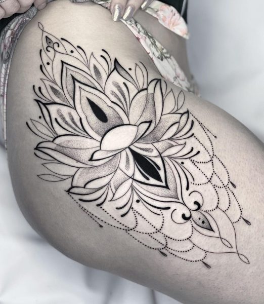 Tatuaż z kwiatem lotosu na biodrze