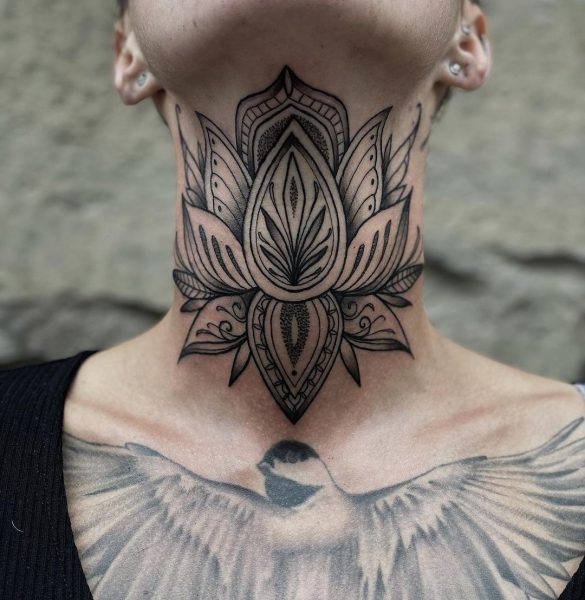 Tatuaż kwiatu lotosu na szyi