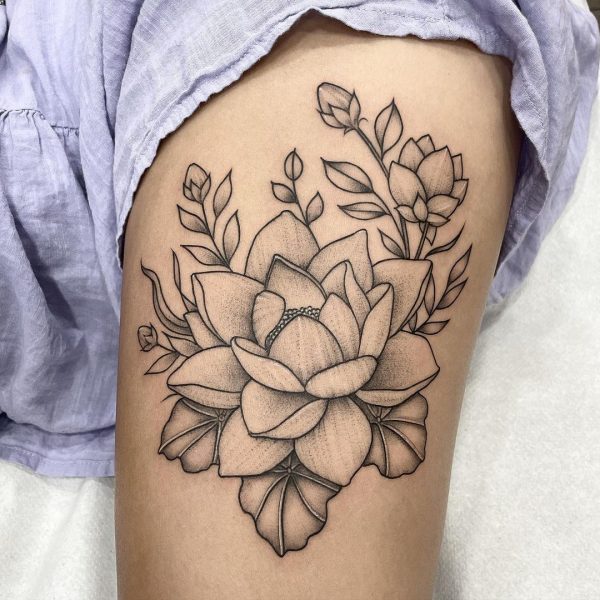 Kwiat lotosu na tatuażu na udzie