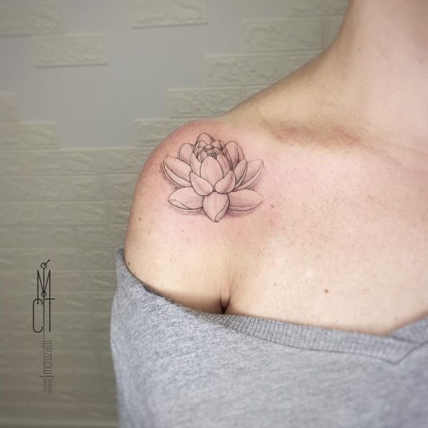 Mały tatuaż lotosu na ramieniu