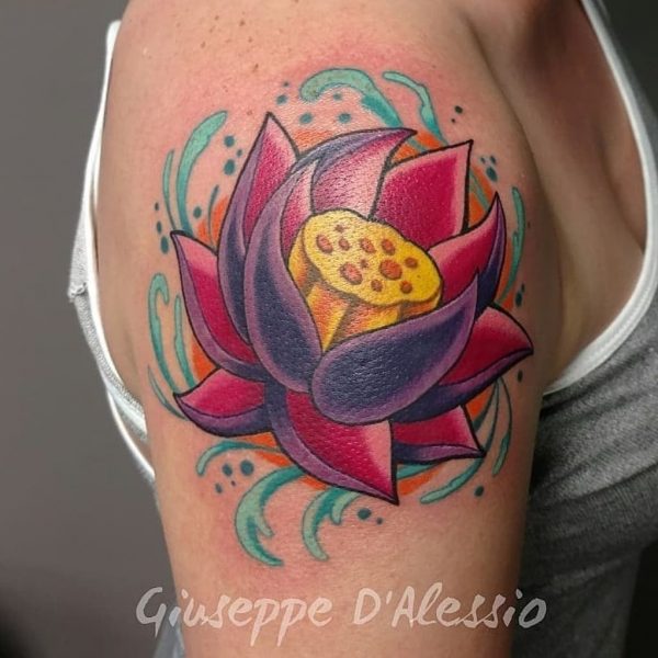 Traditionelles Lotusblüten-Tattoo