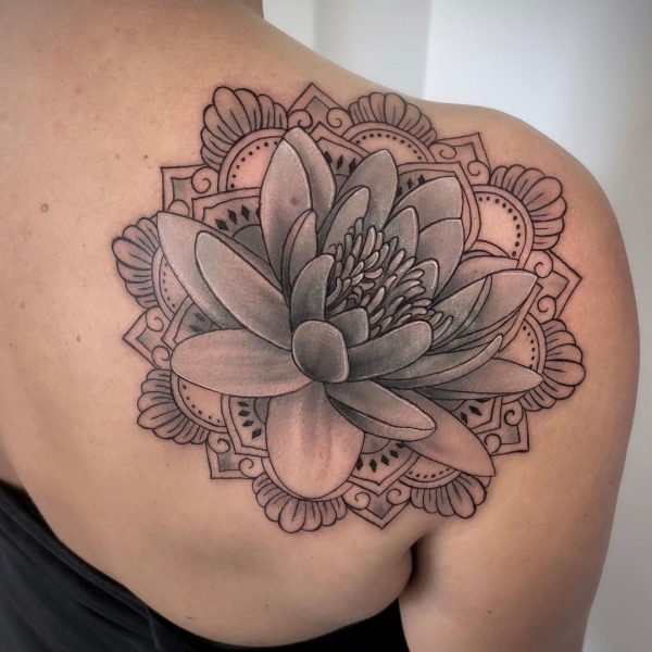 Duży tatuaż z kwiatem lotosu na ramieniu