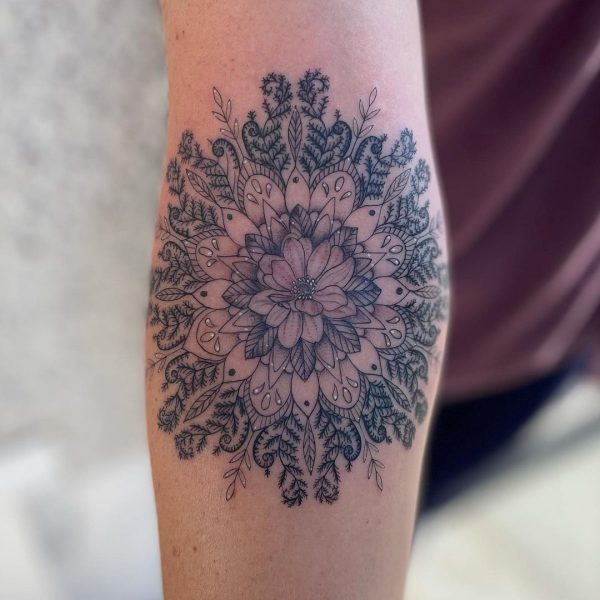 Mandala-Lotus-Tattoo auf dem Arm
