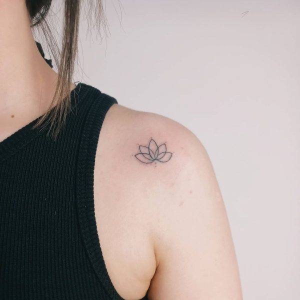 Minimalistyczny tatuaż z kwiatem lotosu