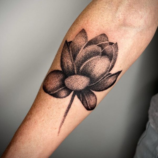 Kwiat lotosu na tatuażu na przedramieniu